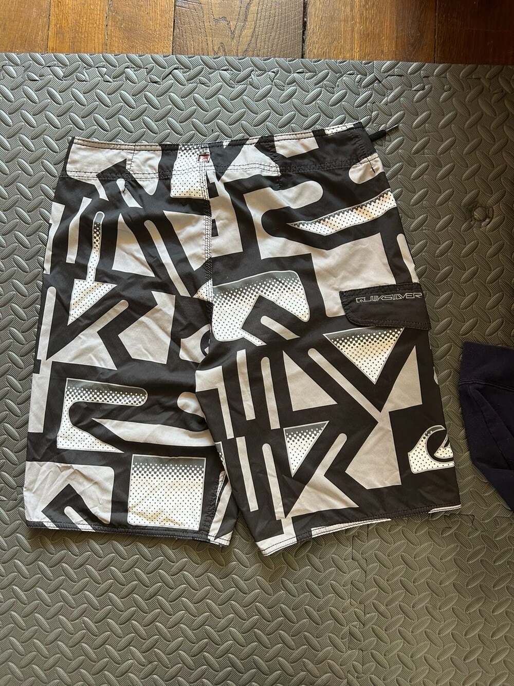 Quiksilver Geometric All-Over Print Boardshorts Size 34 - Picture 2 of 4